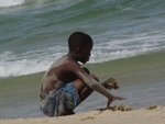 Dítě si hraje u moře