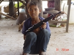 Malý kluk s AK47