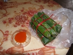 Masová pochoutka zabalená do palmového listí - Vietnam