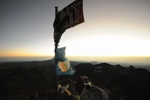 S vlajkou mír a Kenya na vrcholu při východu slunce