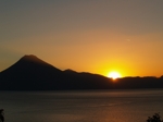 Západ slunce nad jezerem Sololá