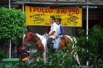 Děti ve  vesničce na koni jedou na projížďku