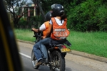 Motocyklisté s vestou a pozn. značkou na helmě
